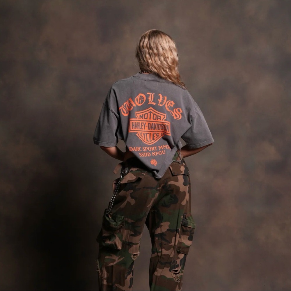 DARC SPORT HARLEY-DAVIDSON WOLVES DISTRESSED GRUNGE "BOX CUT" TEE IN SLATE GRAY